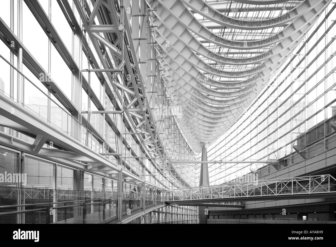 Asie Japon Tokyo vue de l'intérieur de l'hôtel de verre s'architecture moderne au Tokyo International Forum Banque D'Images