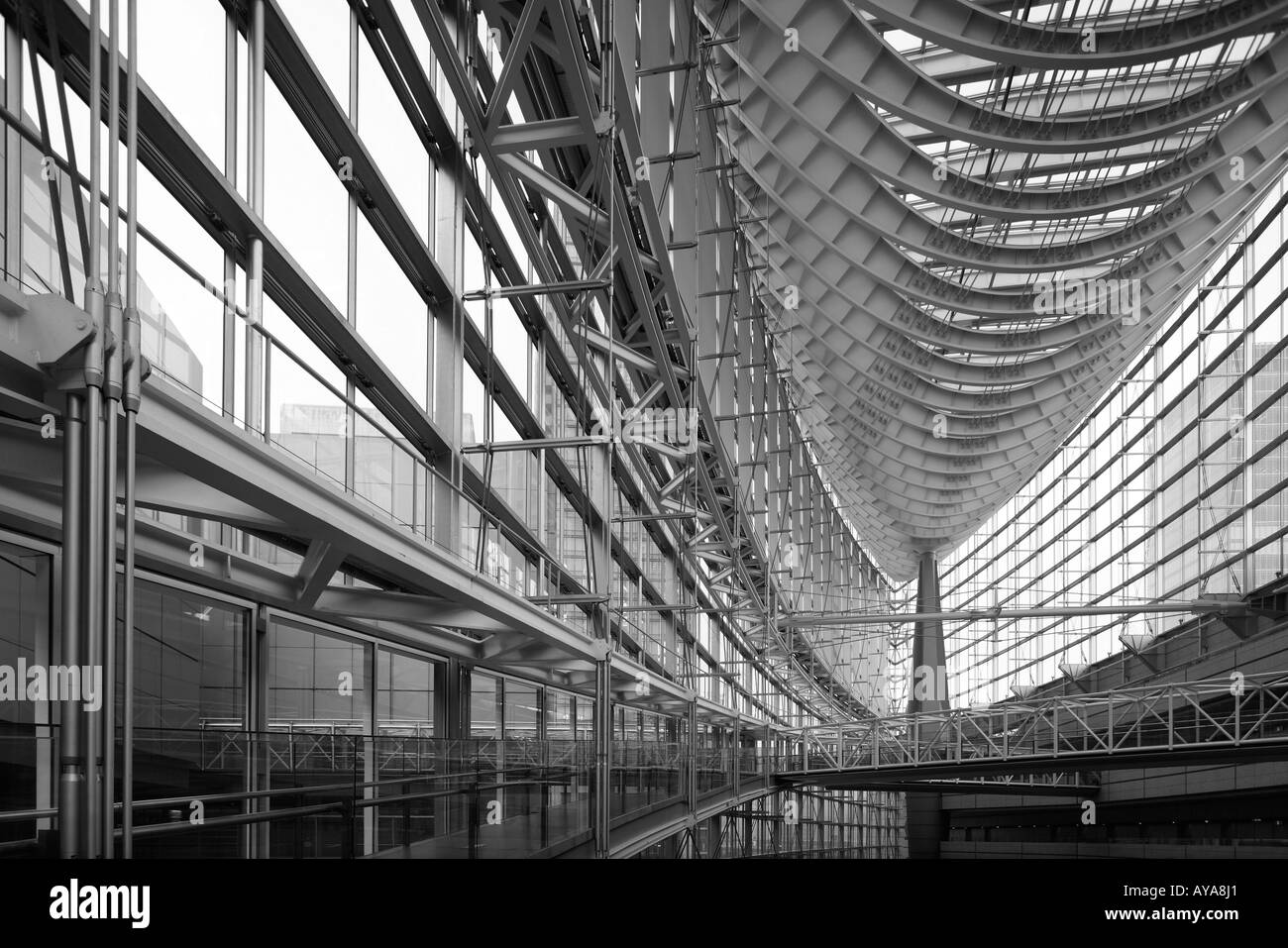 Asie Japon Tokyo vue de l'intérieur de l'hôtel de verre s'architecture moderne au Tokyo International Forum Banque D'Images