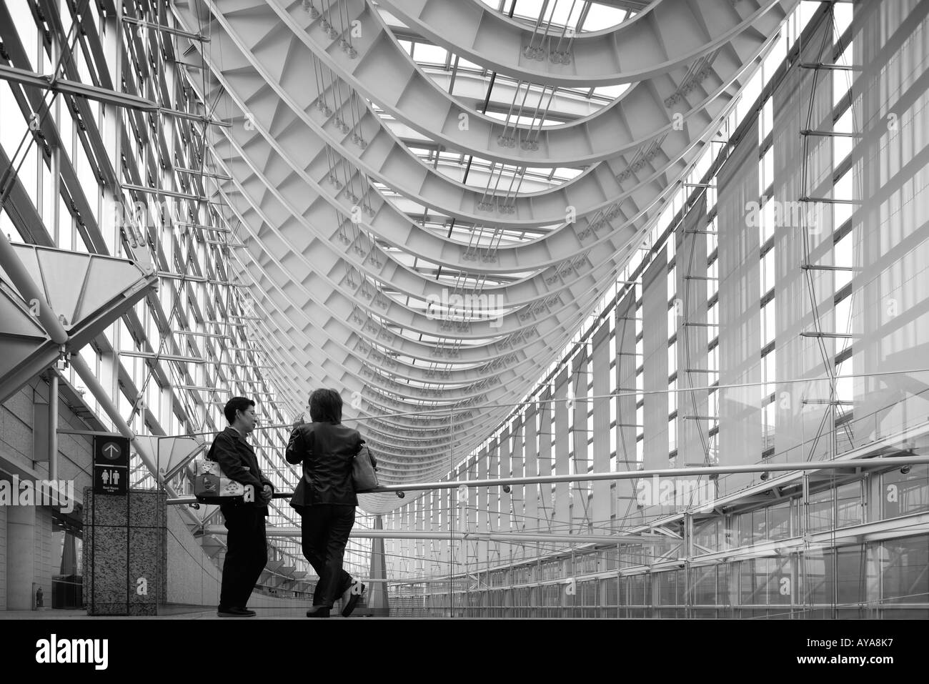 Asie Japon Tokyo vue de l'intérieur de l'hôtel de verre s'architecture moderne au Tokyo International Forum Banque D'Images