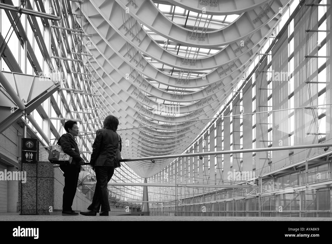 Asie Japon Tokyo vue de l'intérieur de l'hôtel de verre s'architecture moderne au Tokyo International Forum Banque D'Images