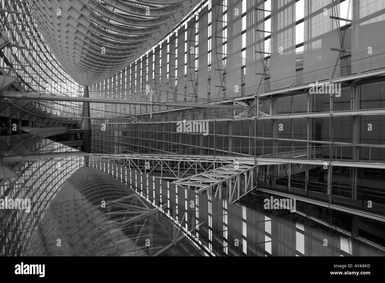 Asie Japon Tokyo vue de l'intérieur de l'hôtel de verre s'architecture moderne au Tokyo International Forum Banque D'Images