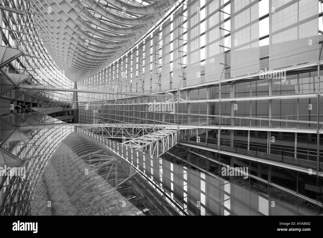 Asie Japon Tokyo vue de l'intérieur de l'hôtel de verre s'architecture moderne au Tokyo International Forum Banque D'Images