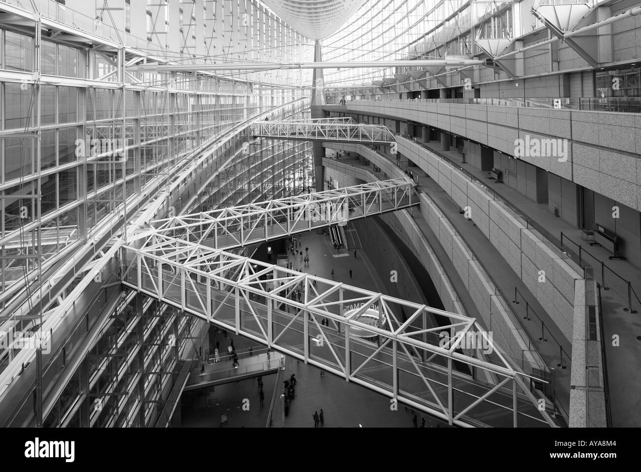 Asie Japon Tokyo vue de l'intérieur de l'hôtel de verre s'architecture moderne au Tokyo International Forum Banque D'Images