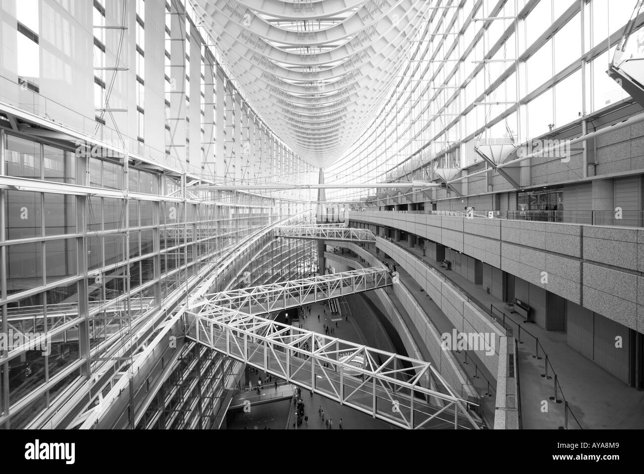 Asie Japon Tokyo vue de l'intérieur de l'hôtel de verre s'architecture moderne au Tokyo International Forum Banque D'Images