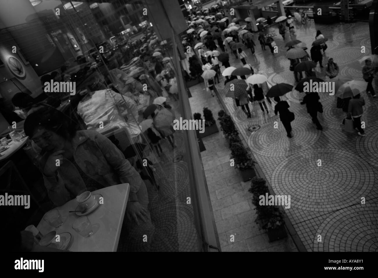 Asie Tokyo Japon Femme assise dans le fenêtre dans quartier Shinkuju pluie au printemps Banque D'Images