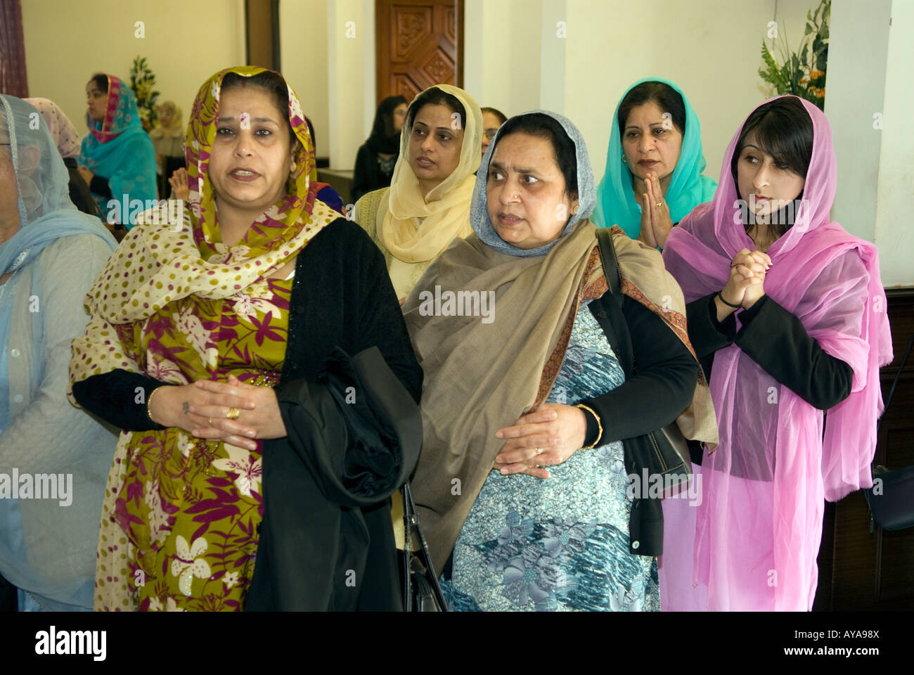 Les femmes à l'intérieur de temple Sikh Gurdwara ou sur le festival du Vaisakhi Sri Guru Singh Sabha Hounslow Middlesex UK Banque D'Images
