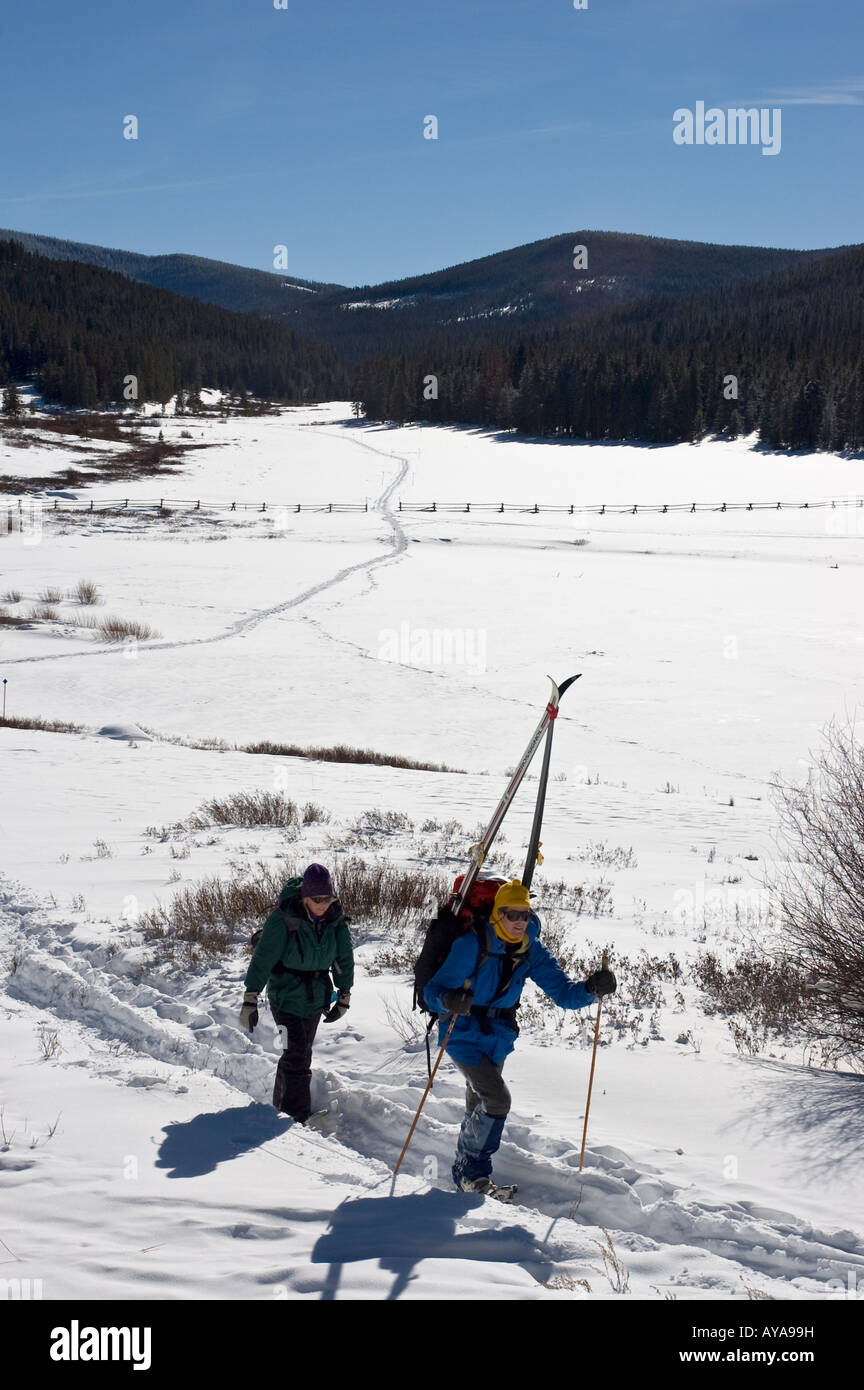 Le sentier de raquette Backpackers de Grass Creek, la yourte, jamais l'été nordique, Colorado State Forest, Gould, au Colorado. Banque D'Images