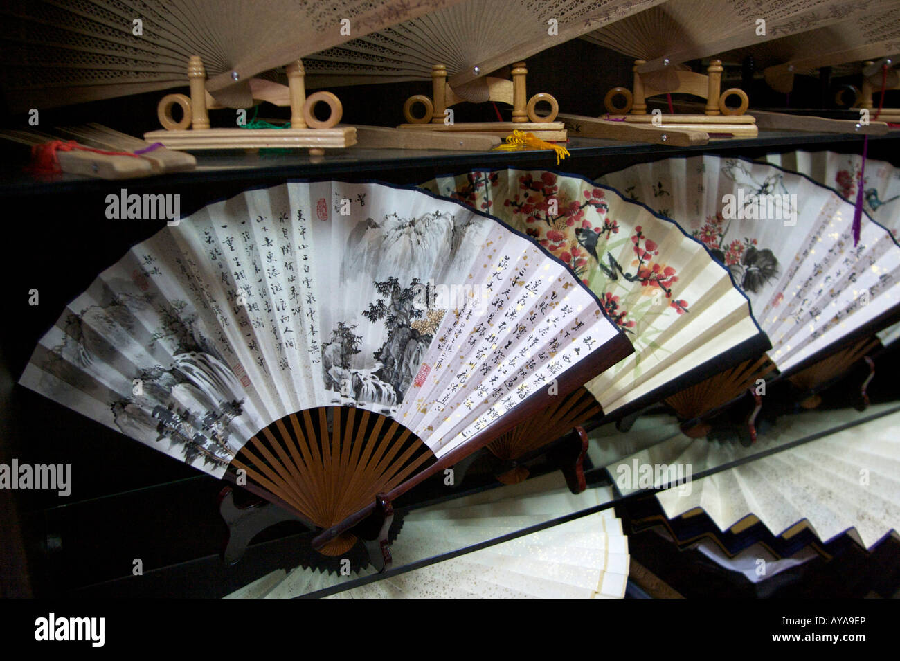 Des fans chinois en vente dans une boutique du marché Panjiayuan Beijing Chine Banque D'Images