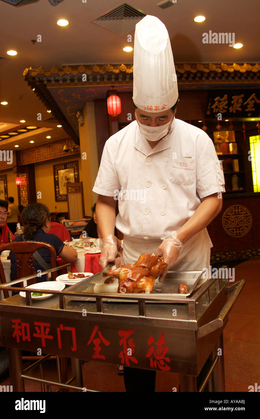 Le canard de Pékin d'être creusée au Quanjude Roast Duck restaurant Qianmen Beijing Chine Banque D'Images