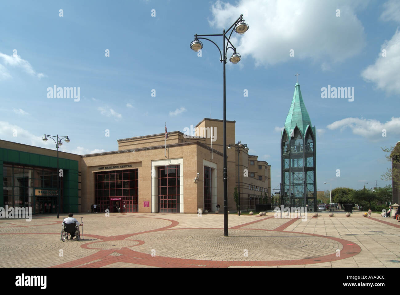 St Martins Square de Basildon nouveau centre-ville, avec les bureaux du conseil & verre autoportant t Martin's Church Bell Tower Banque D'Images