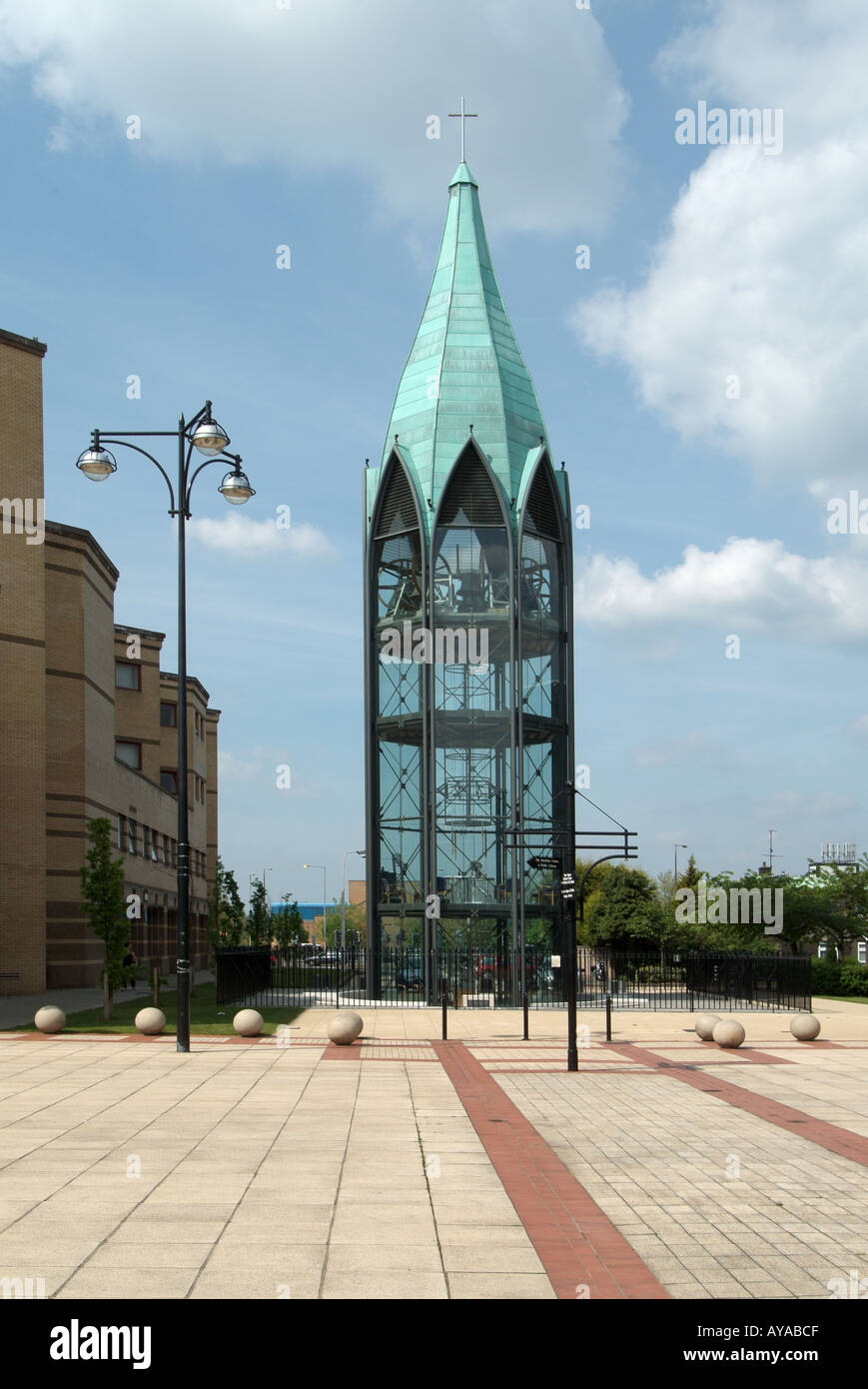 Église Basildon Essex St Martins verre autonome Bell Tower six de huit sont réutilisés vieilles cloches historiques toutes coulées à la fonderie Whitechapel Bell Royaume-Uni Banque D'Images