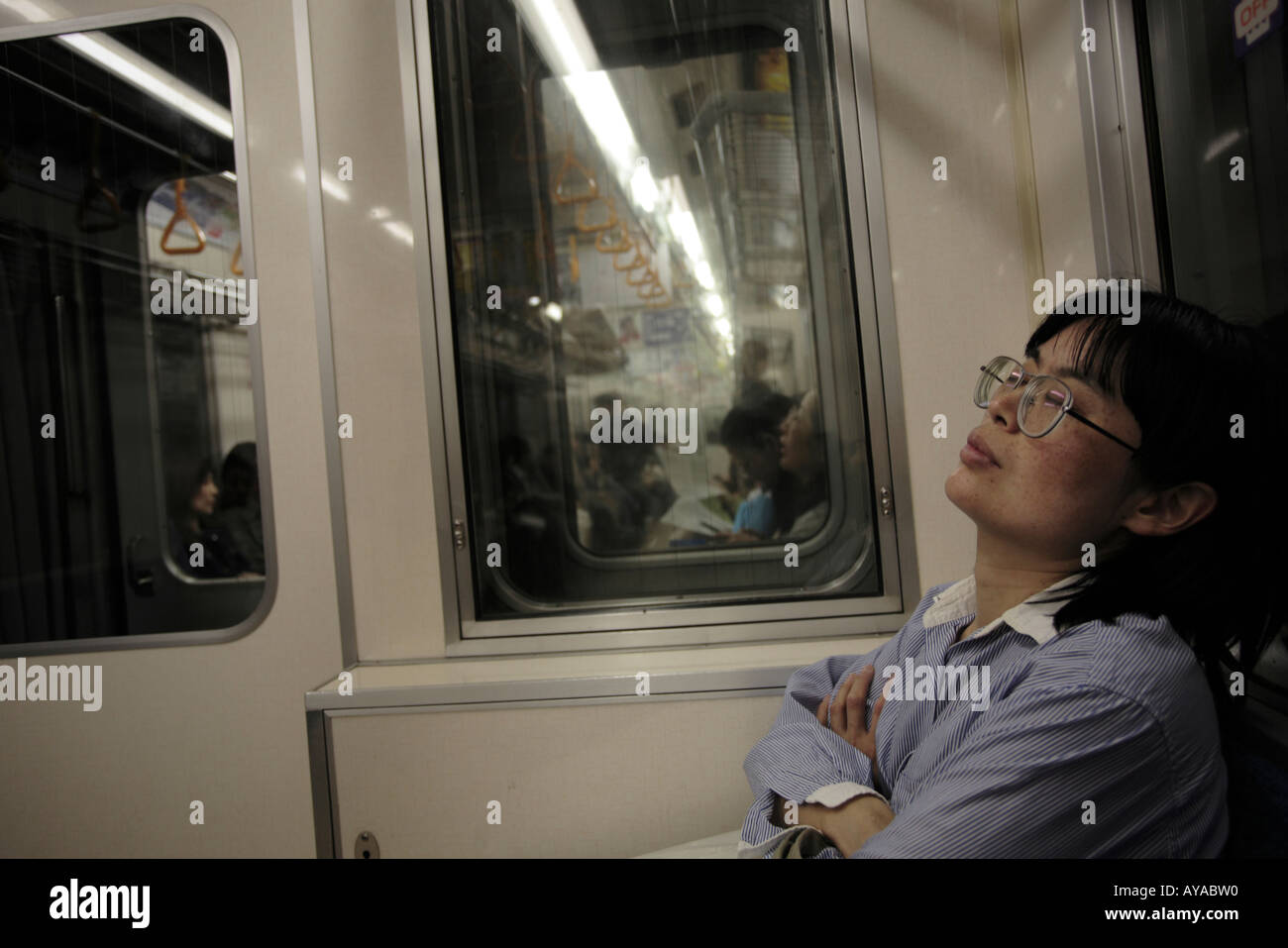 Asie Tokyo Japon Femme dormir sur le train à la station de métro de Tokyo Banque D'Images