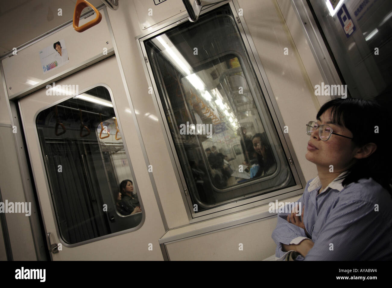 Asie Tokyo Japon Femme dormir sur le train à la station de métro de Tokyo Banque D'Images