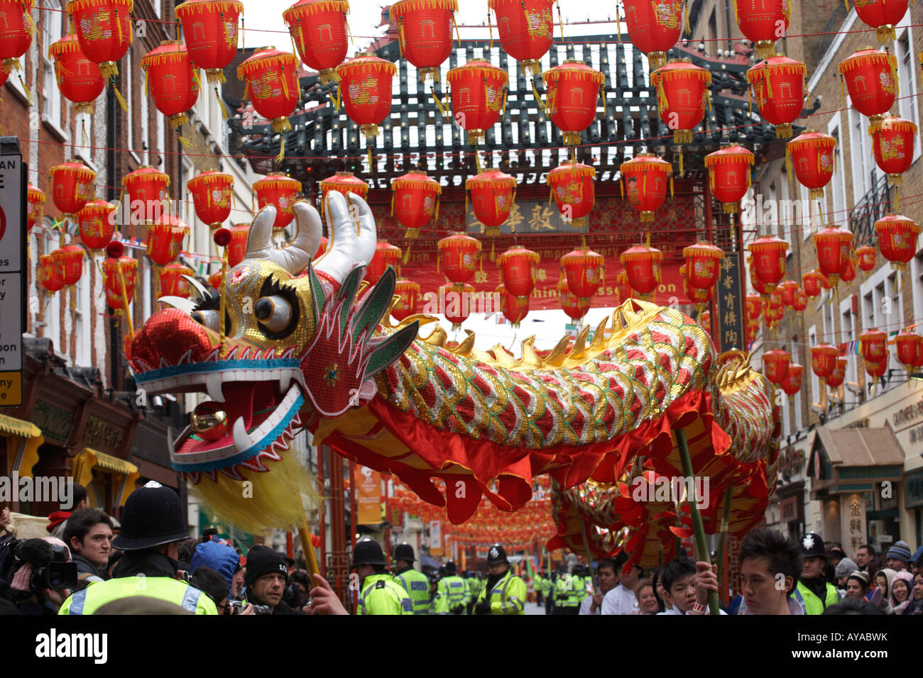 Le quartier chinois de Londres accueille le dragon de la flamme olympique chinoise de faire son chemin à 31 kilomètres de la capitale le rue Banque D'Images