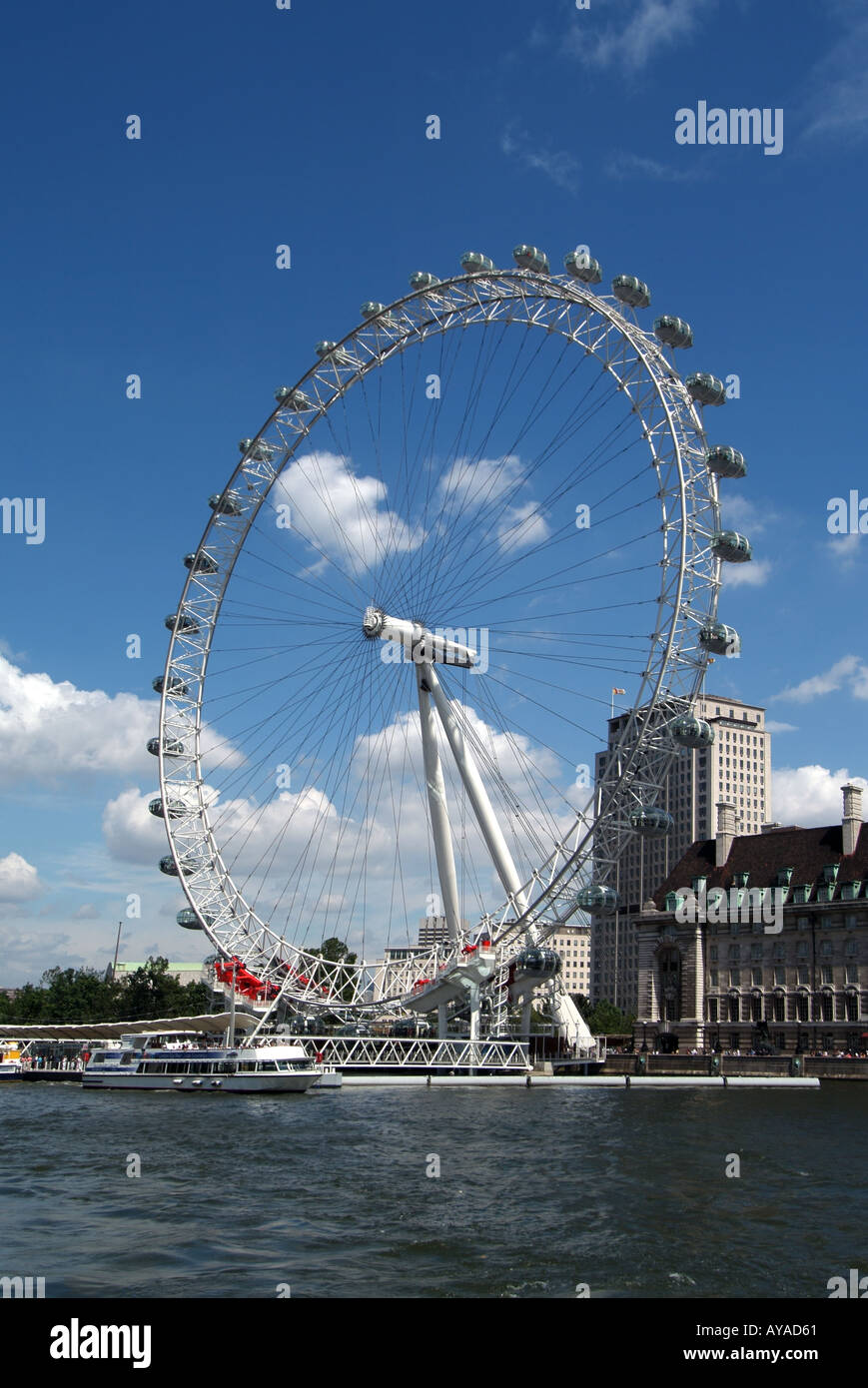 La Tamise à Westminster à Londres avec British Airways London Eye Ferris roue des bateaux d'excursion et le centre de la coquille au-delà Banque D'Images