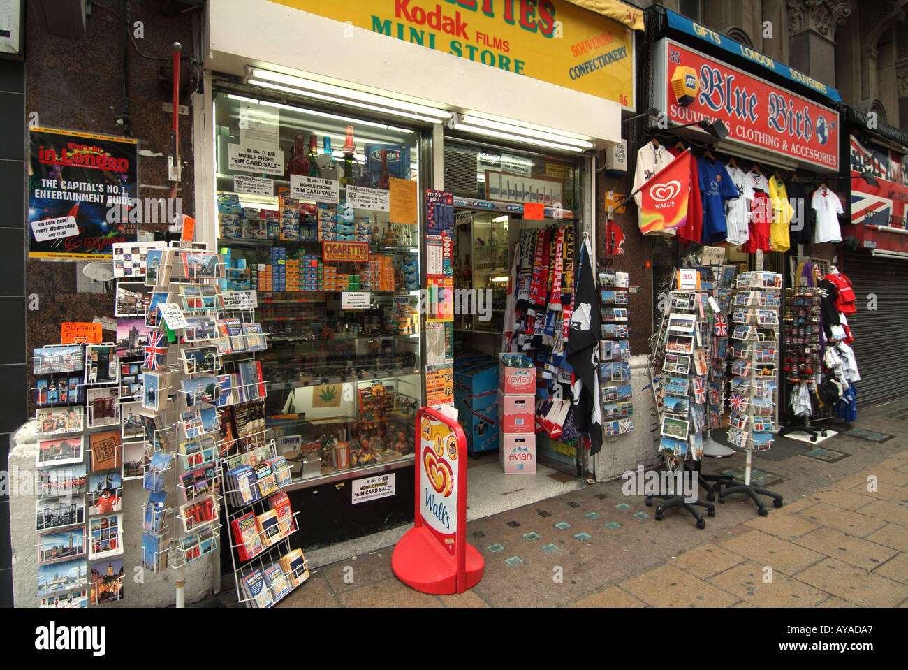London City of westminster W1 Coventry Street boutiques vendant des cigarettes des boissons non alcoolisées et de souvenirs Banque D'Images