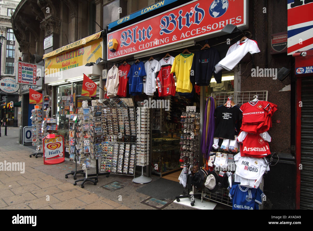 London City of westminster W1 Coventry Street boutiques vendant des cigarettes des boissons non alcoolisées et de souvenirs Banque D'Images