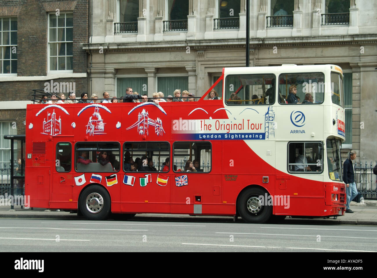 Whitehall London Bus arriva une entreprise open top double deck bus visite guidée avec les passagers Banque D'Images