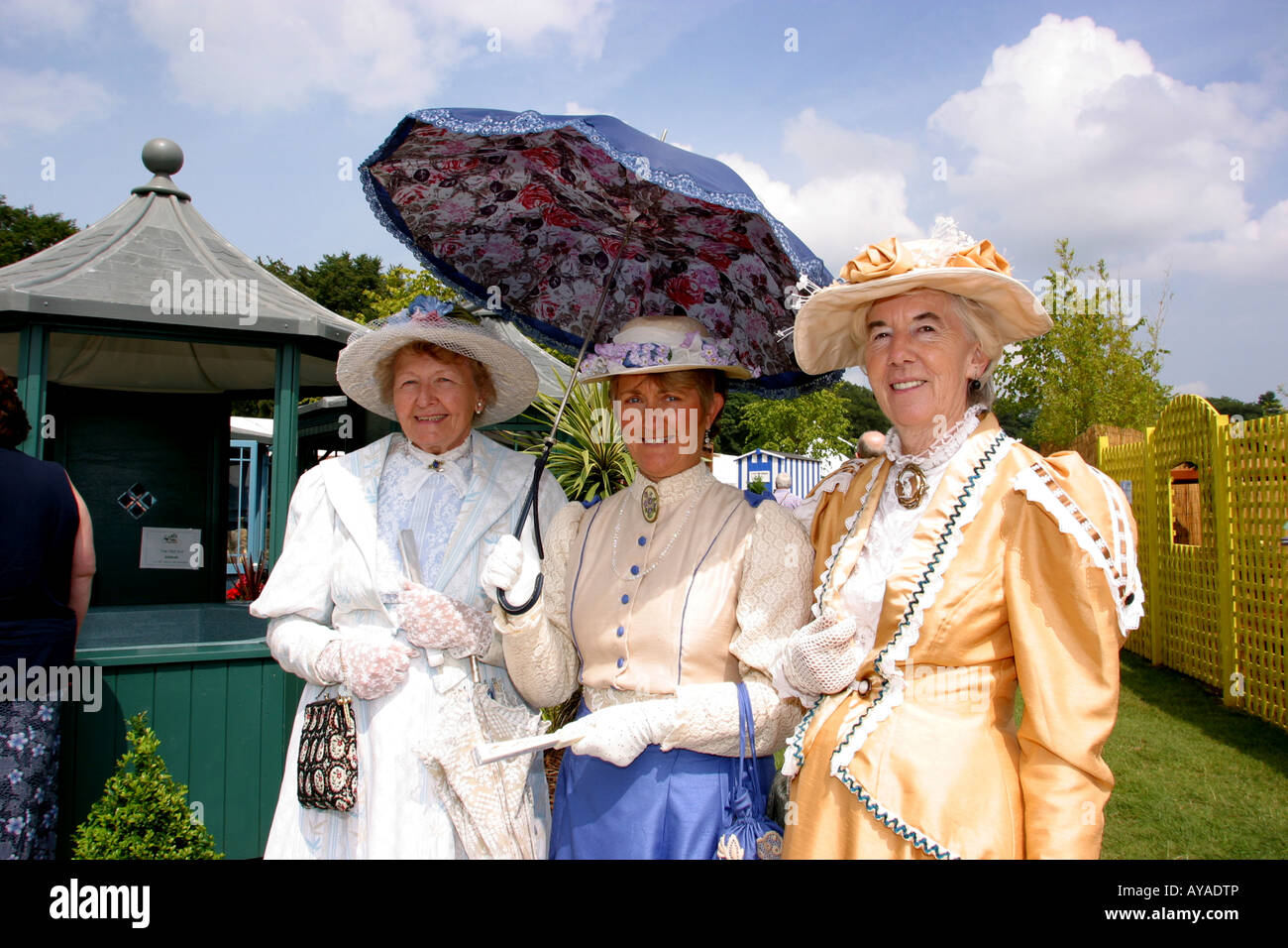 Knutsford Cheshire Hall Tatton RHS Flower Show Elizabeth Wilde Liz White et Olwen Jones en robe de style édouardien Banque D'Images