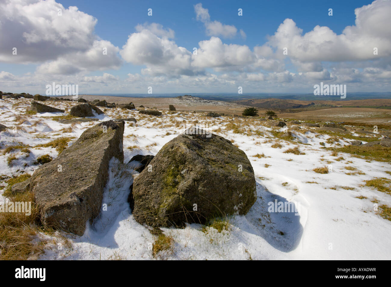 Paysage de landes rocheuses couvertes de neige, Dartmoor National Park, Devon Banque D'Images