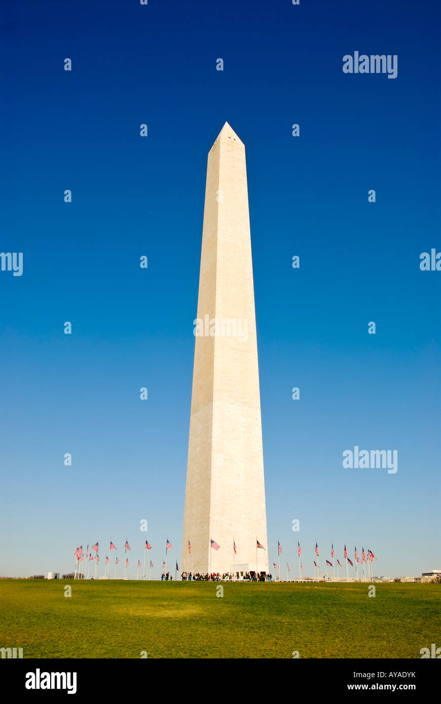 Washington Monument contre un ciel bleu clair Banque D'Images