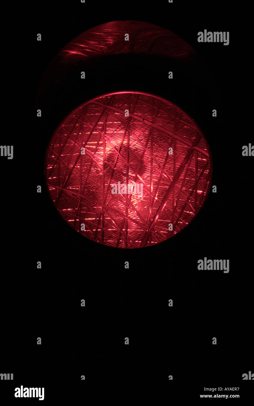 La nuit des feux stop Feux affichant le signal rouge Banque D'Images