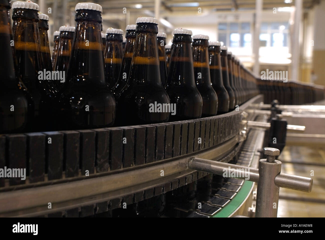 Ligne d'embouteillage à une brasserie avec les lignes des bouteilles de bière est-il transmis vers une machine d'étiquetage Banque D'Images