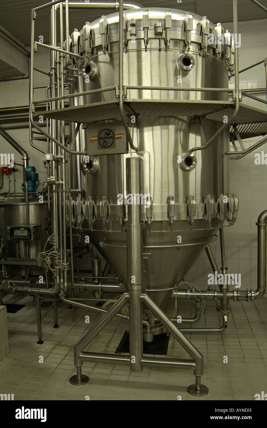 Usine de filtration de la brasserie de la bière fermentée de filtrage avant d'être embouteillée ou Casked pour la vente au détail Banque D'Images