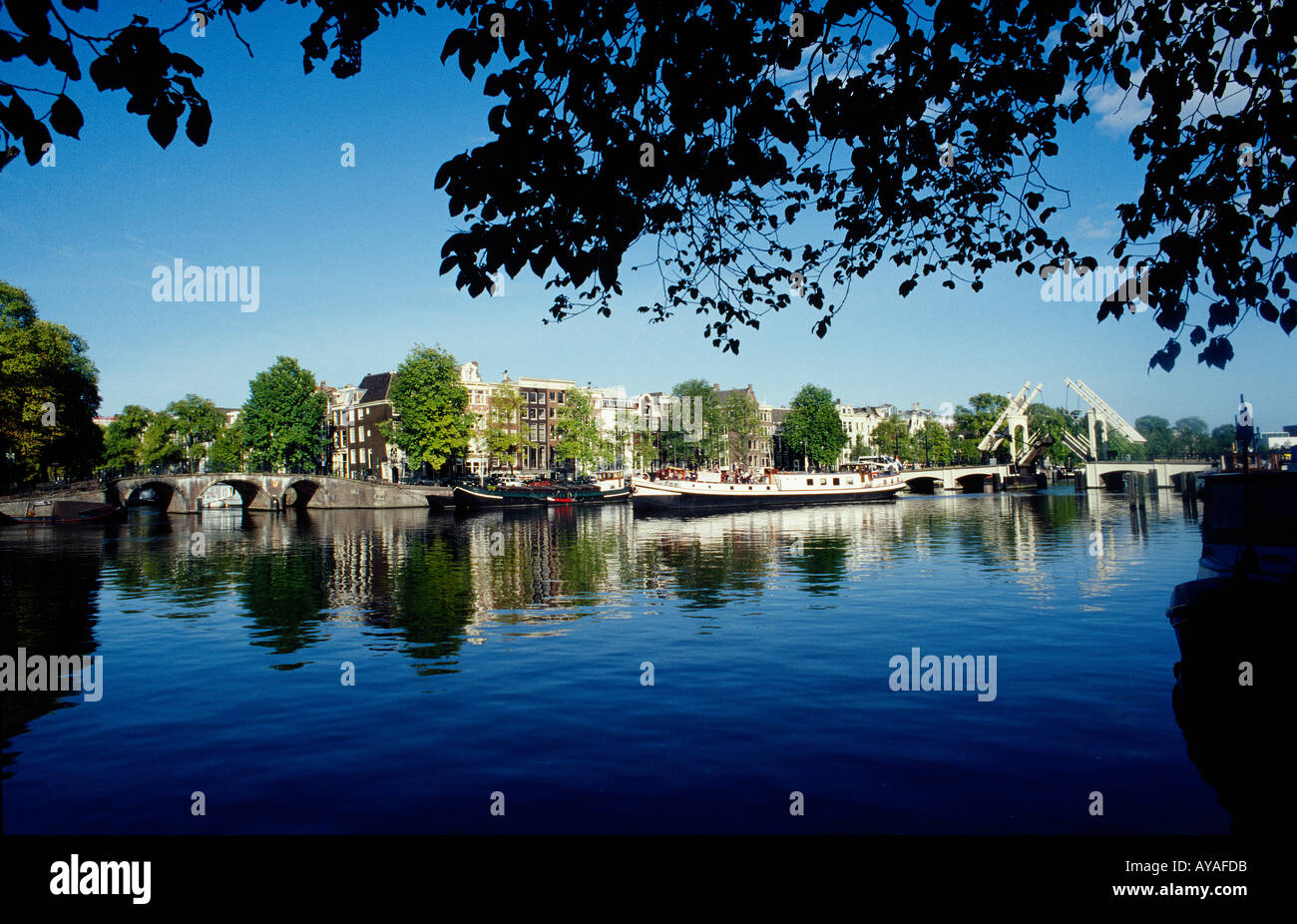 Prise de vue au grand angle de l'Amstel à la Megere bridge et Old Dutch maisons donnant sur le canal Banque D'Images