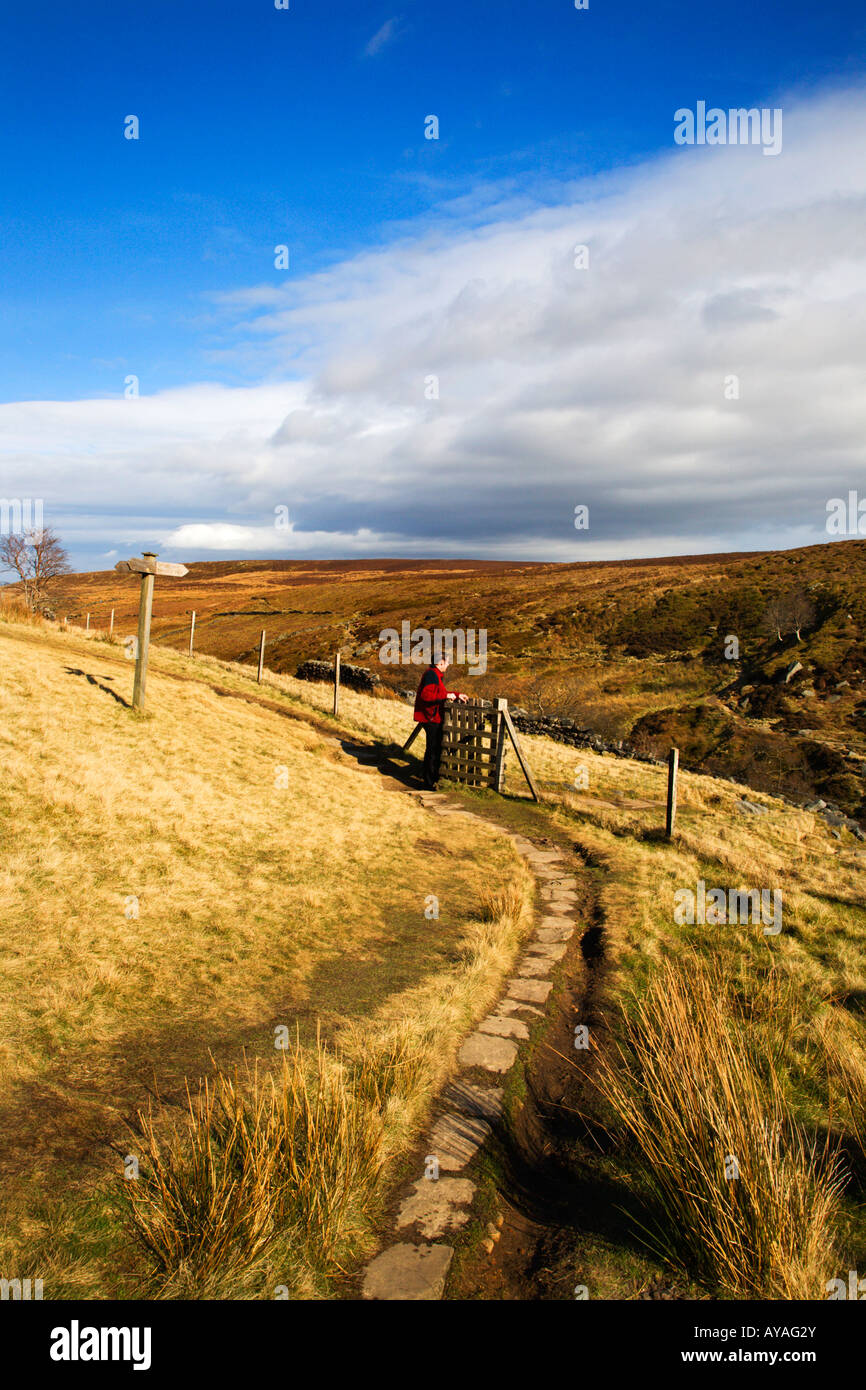 Walker ouvrir un portail sur la façon Haworth Bronte Moor West Yorkshire Banque D'Images