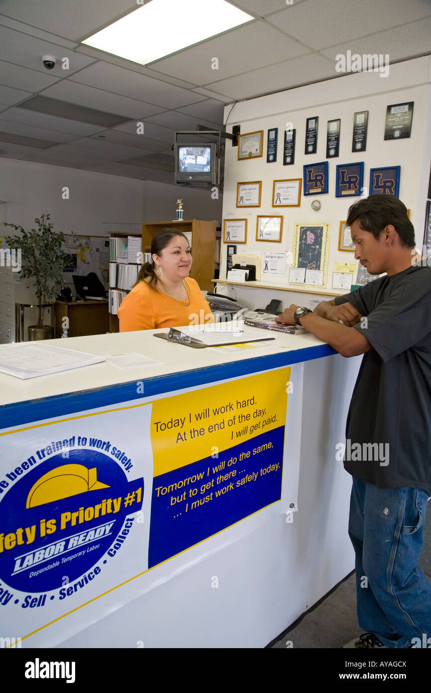 Phoenix Arizona un travailleur est à la recherche d'un emploi à un prêt de main-d'agence de travail temporaire Banque D'Images