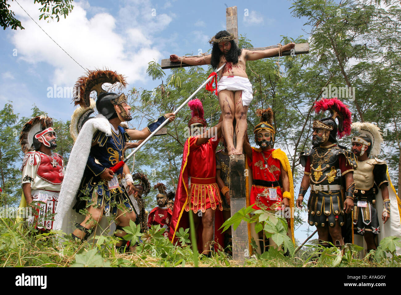 Aux Philippines, l'île de Marinduque, le centurion romain Longinus réduit Jésus à la croix à l'Assemblée passion play Banque D'Images