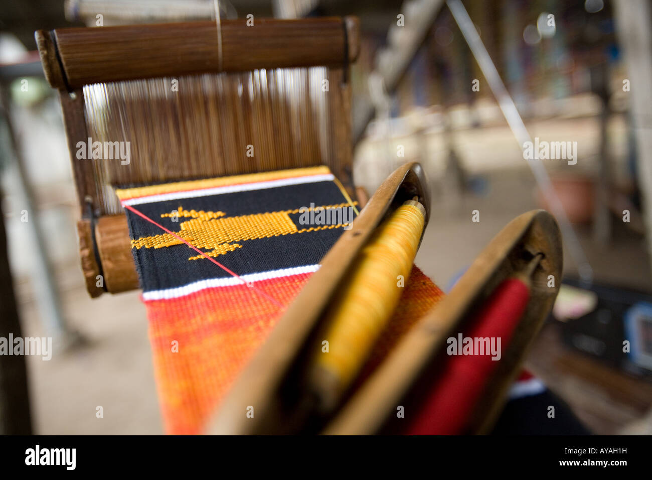 Métier à tisser traditionnel utilisé pour tisser l'étoffe en Afrique Ghana kente Banque D'Images