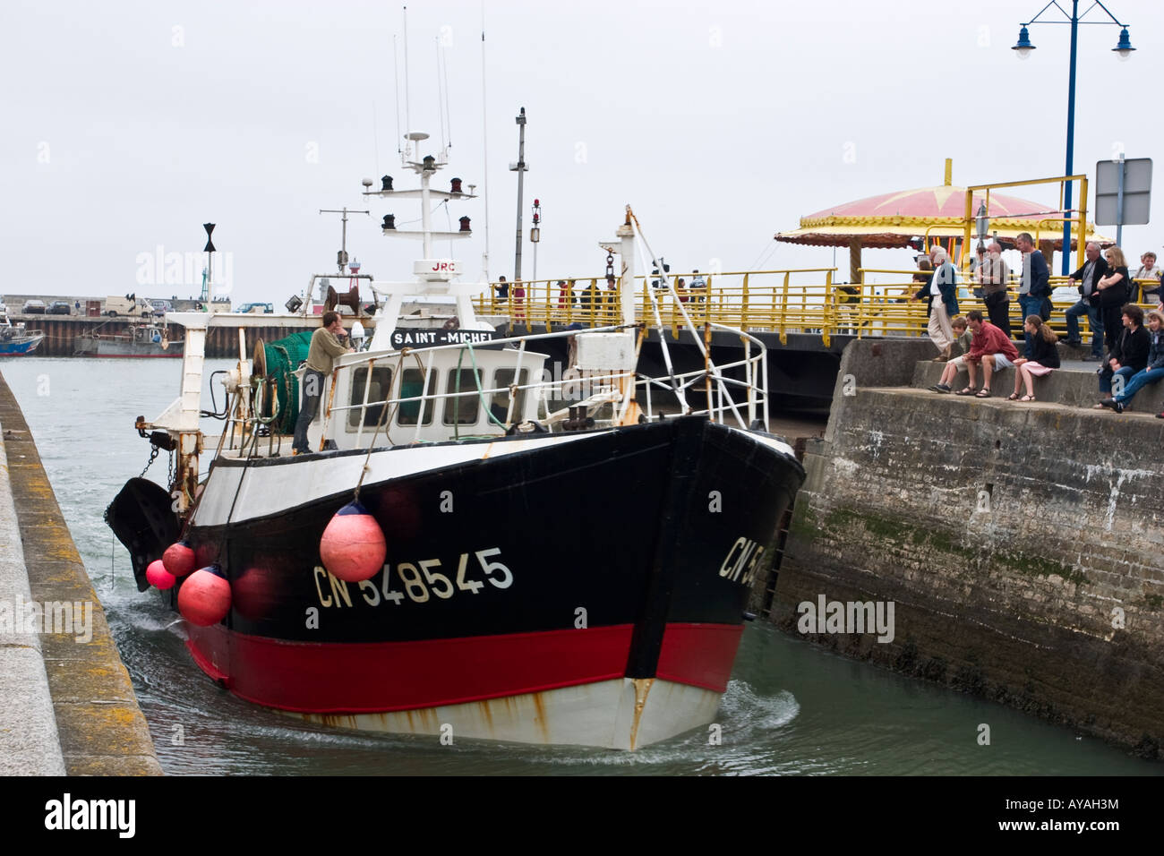 Drague à pétoncles rentre au port. Port en Bessin, Normandie, France Banque D'Images