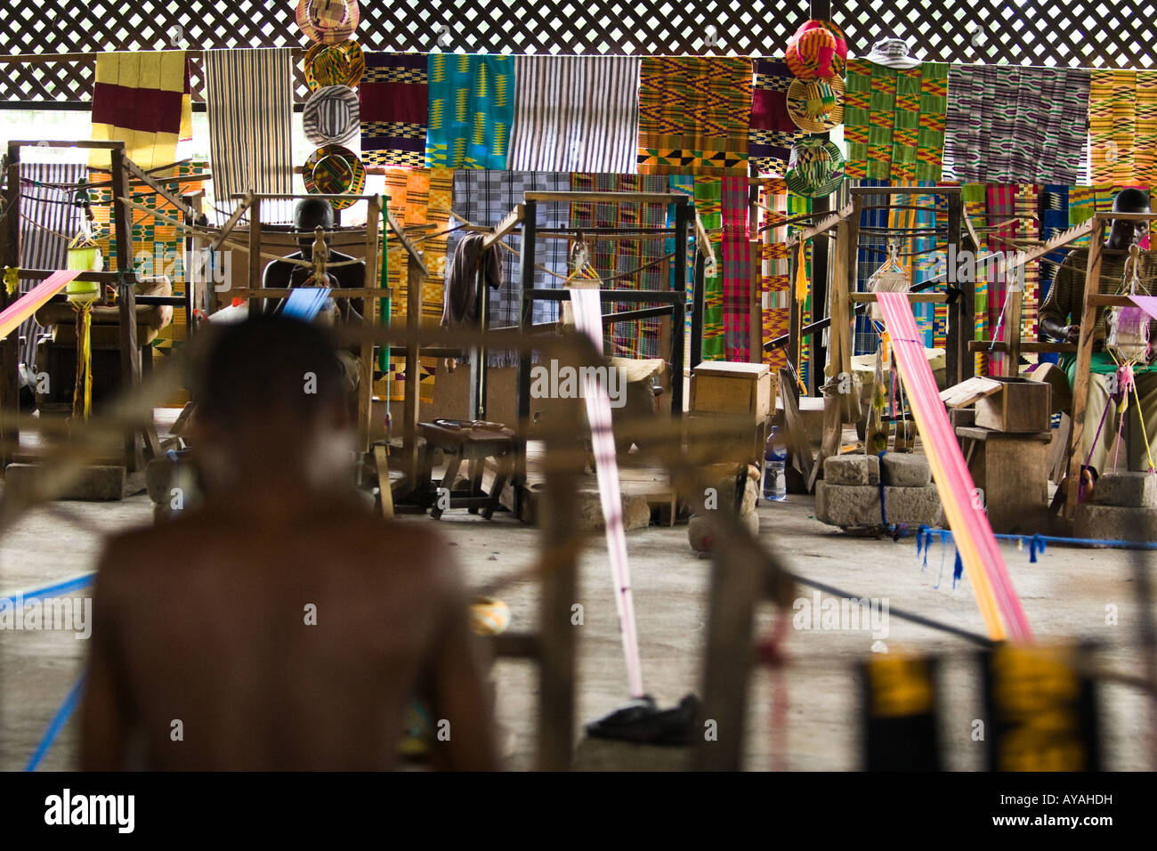 Les hommes le tissage tissu Kente Ghana Banque D'Images