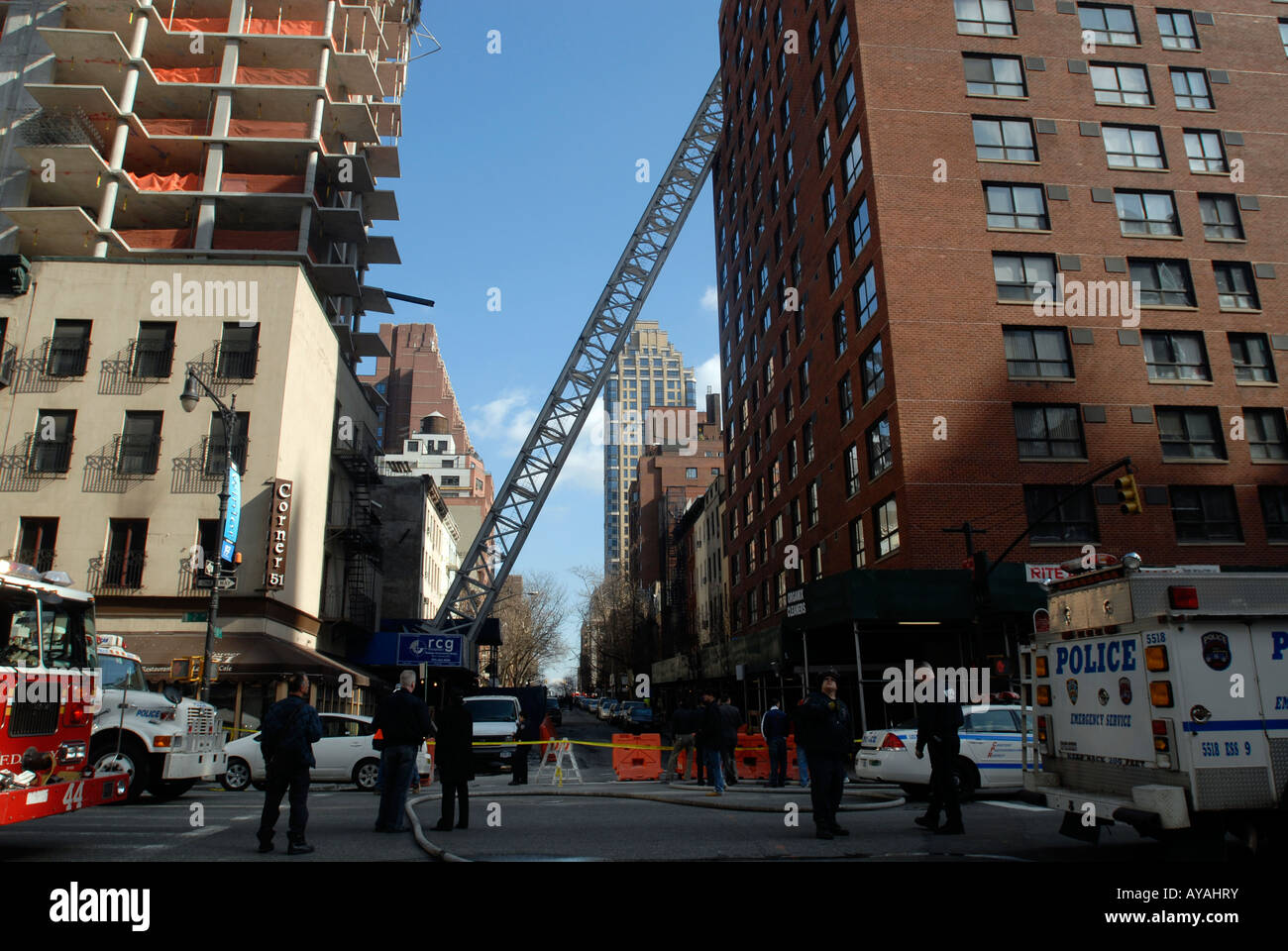 Le personnel du service d'urgence à un accident de construction sur East 51st St Banque D'Images