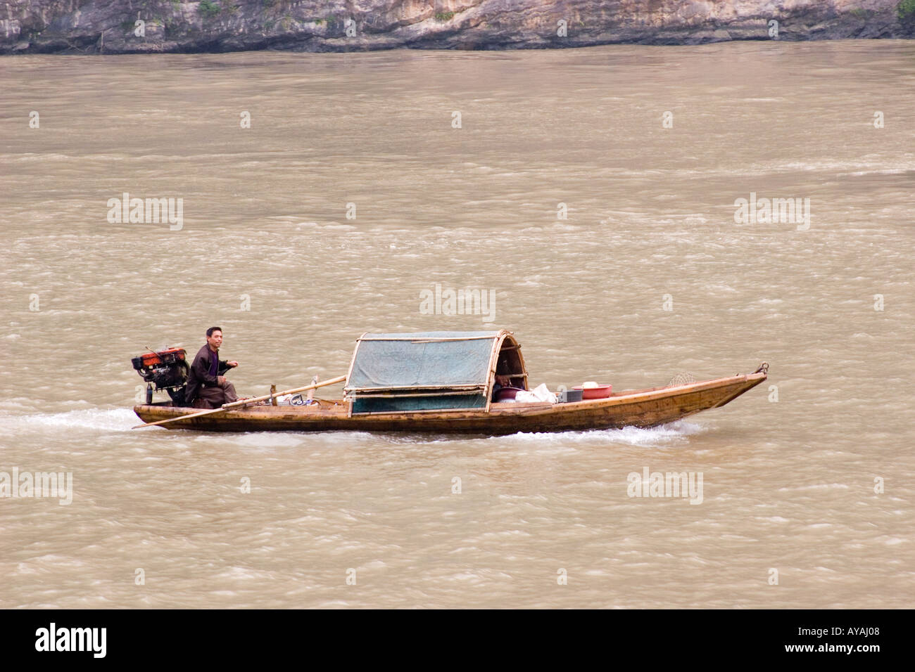 L'homme chinois dans un petit bateau motorisé en remontant la rivière  Yangtze en Chine Photo Stock - Alamy