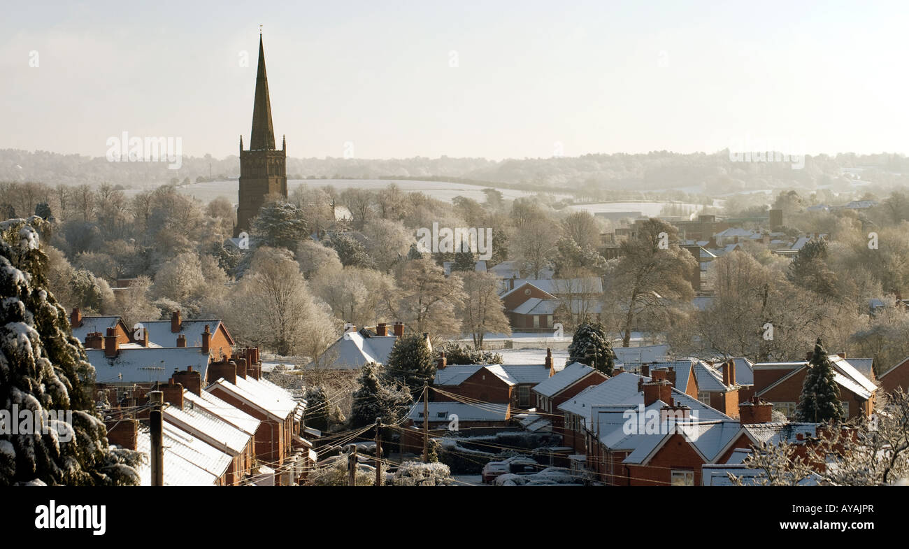 La petite ville de Bromsgrove se réveille d'une couche de neige fraîche comme St. John's Church se dresse dans l'arrière-plan, dominant Banque D'Images