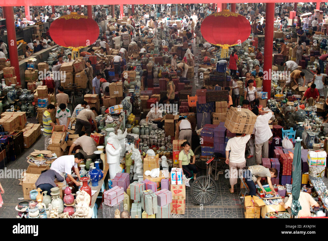 Les propriétaires de décrochage d'engloutir leurs arts et artisanat marché Panjiayuan Beijing Chine Banque D'Images