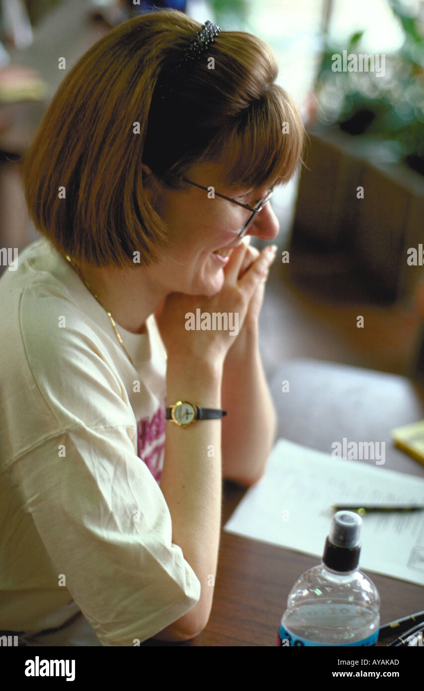 Femme l'âge de 33 bénévoles d'aider les jeunes à s'exprimer avec la sécurité à vélo rodéo. St Paul Minnesota USA Banque D'Images