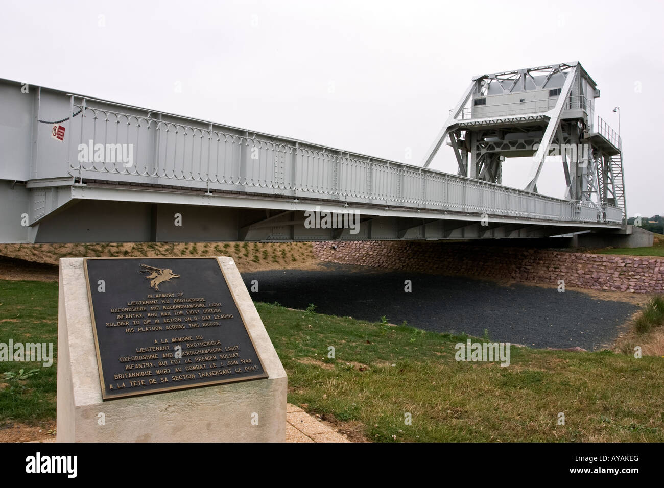 Pegasus Bridge original, maintenant un monument au courage des libérateurs alliés Banque D'Images