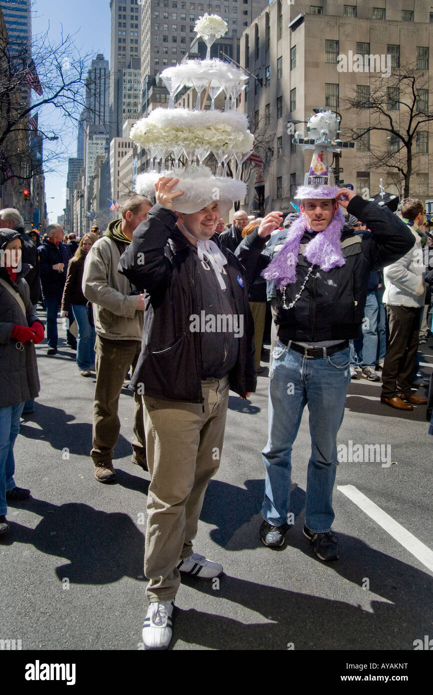 Gâteau de mariage Easter Parade crazy hats on Fifth Avenue New York City Banque D'Images