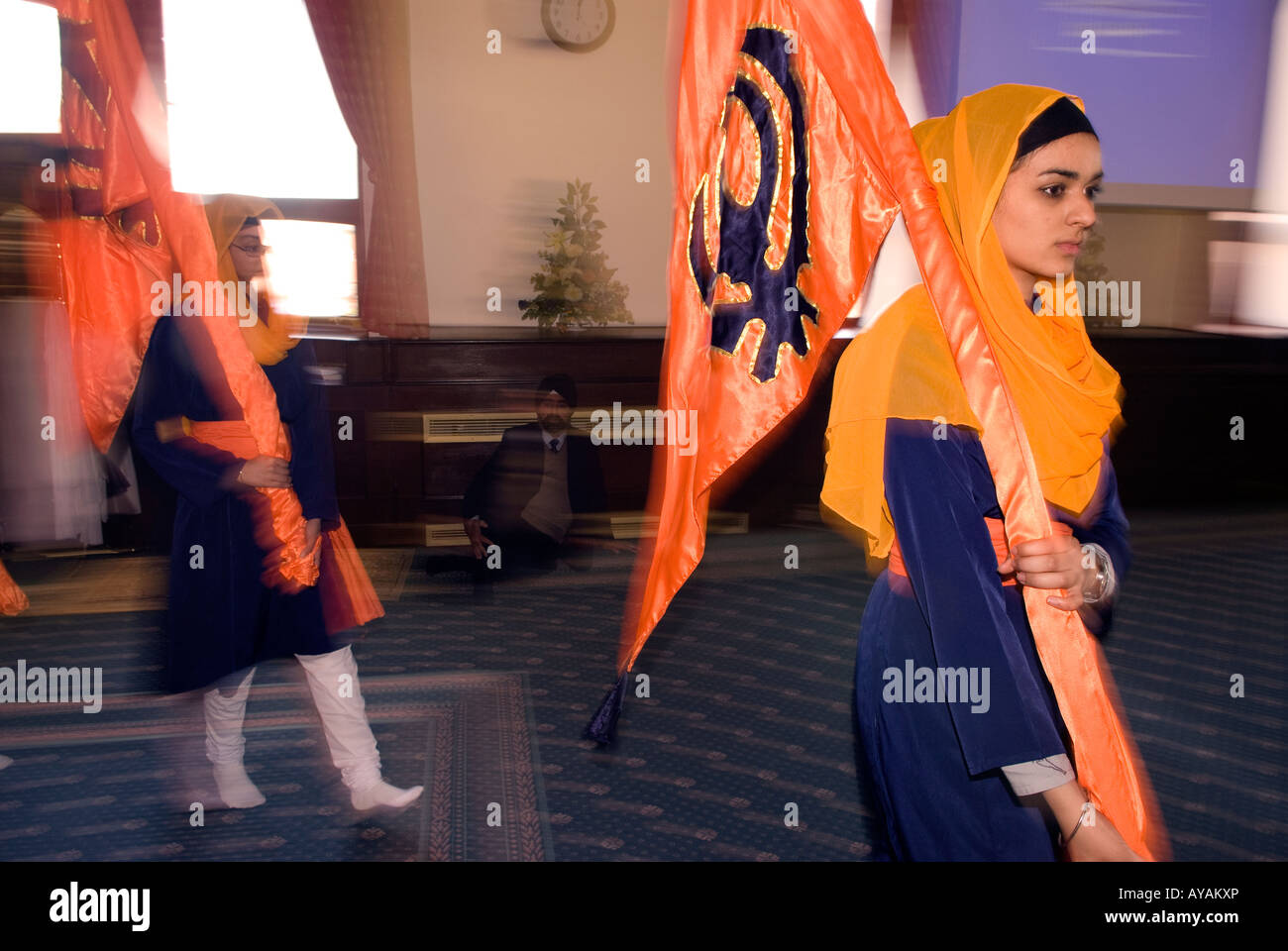 Les femmes sikhes avec drapeaux au Gurdwara ou temple à la fête de Vaisakhi Sri Guru Singh Sabha Hounslow Middlesex Royaume-Uni Mars 2008 Banque D'Images