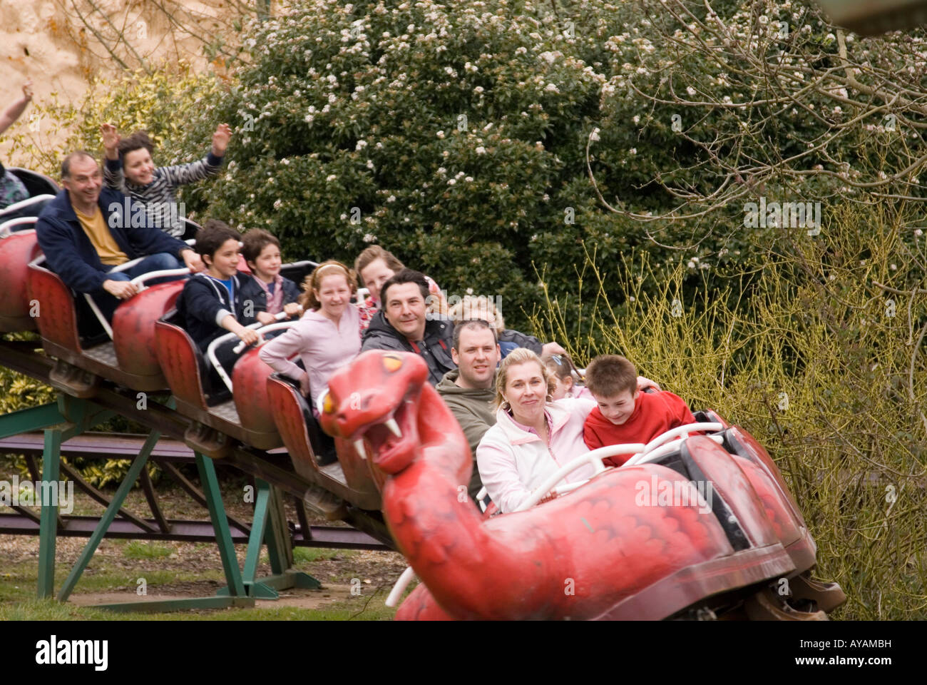 Le serpent dans l'Herbe Rollercoaster à thème Pleasurewood Hills Park, Suffolk, Royaume-Uni Banque D'Images