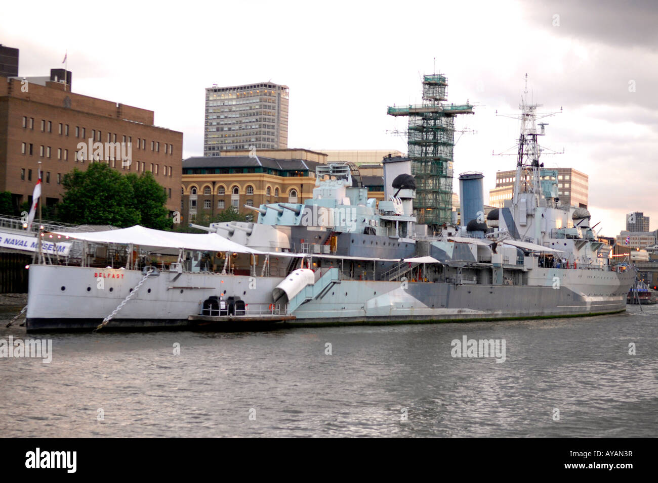 Le HMS Belfast musée naval au crépuscule ou coucher de soleil , lancé en 1938 . Reconnu pour la partie à couler cuirassé allemand Scharnhorst Banque D'Images