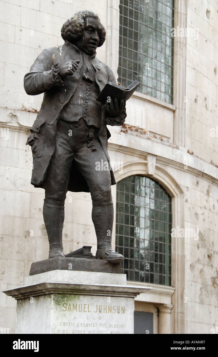 Statue de Samuel Johnson à l'extérieur de St Clement Danes church in the strand Londres Banque D'Images