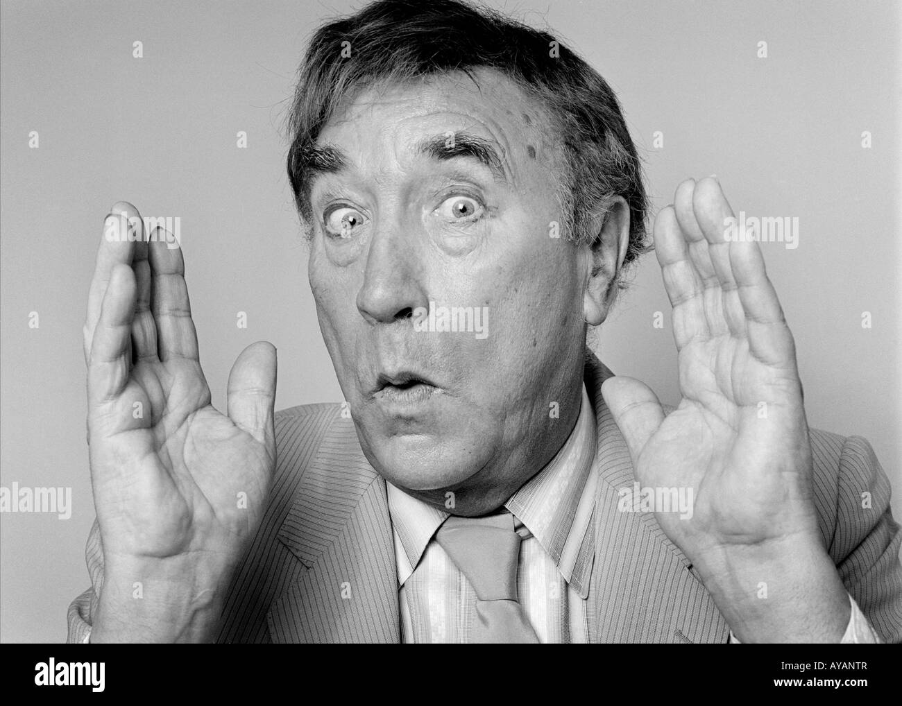 Portrait de l'acteur et humoriste Frankie Howerd prises l'été 1986 Banque D'Images