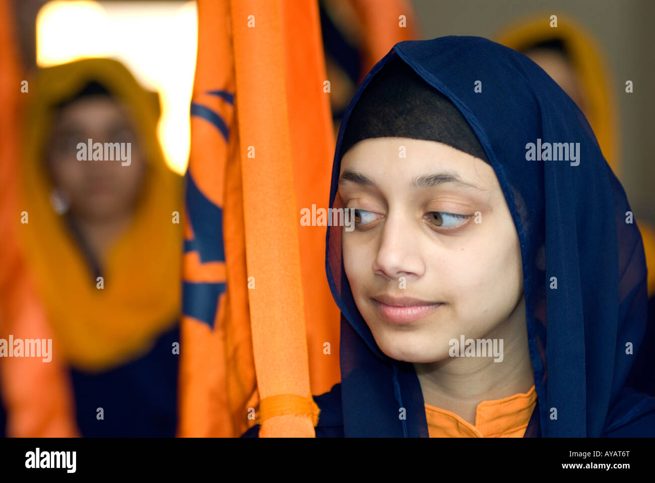 Jeune femme Sikh Gurdwara dans temple ou lors de fête de Vaisakhi Sri Guru Singh Sabha Hounslow Middlesex Royaume-uni 30 Mars 2008 Banque D'Images