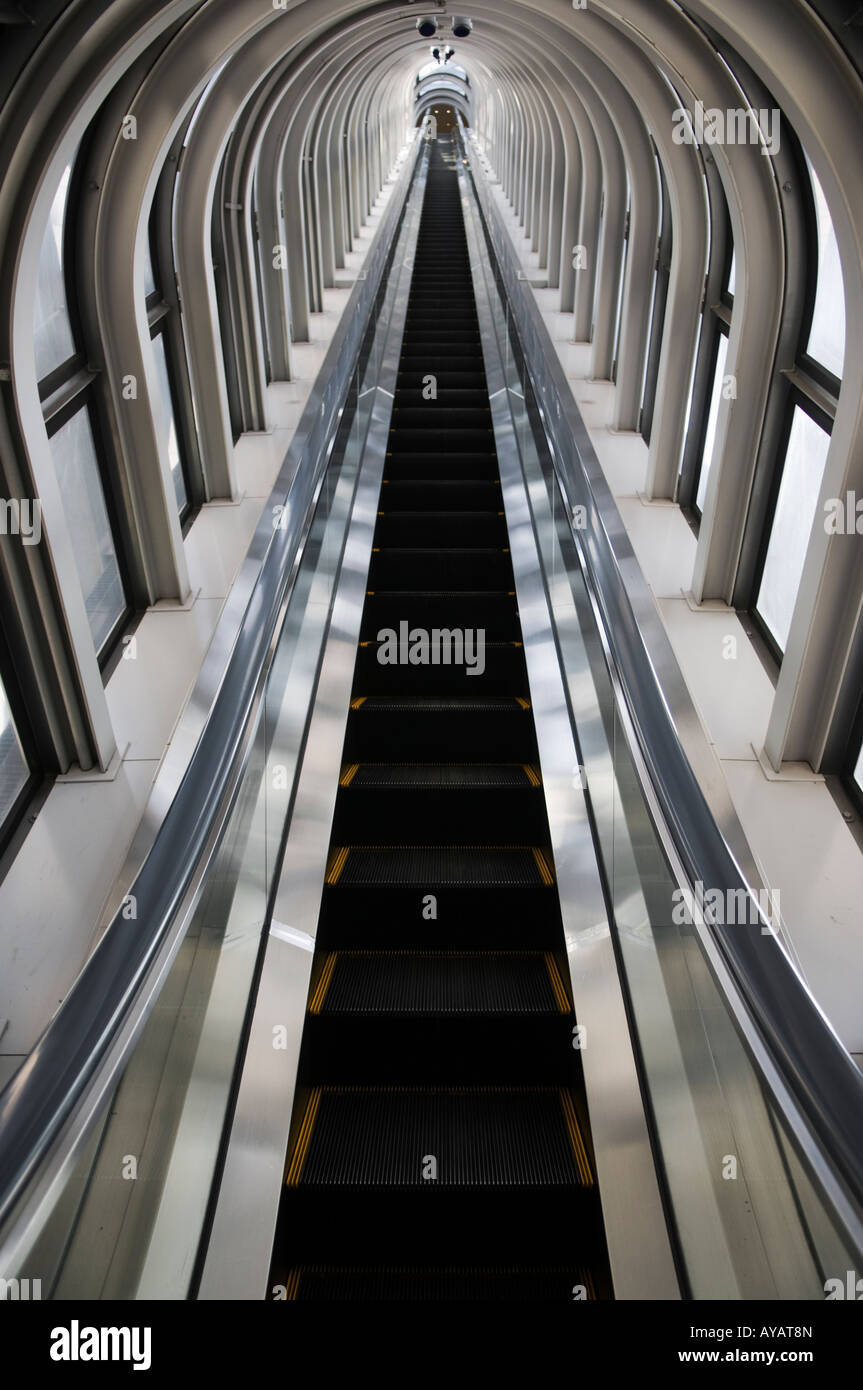 "Verre encastrés escalator au Japon Osaka Umeda Sky Building' Banque D'Images