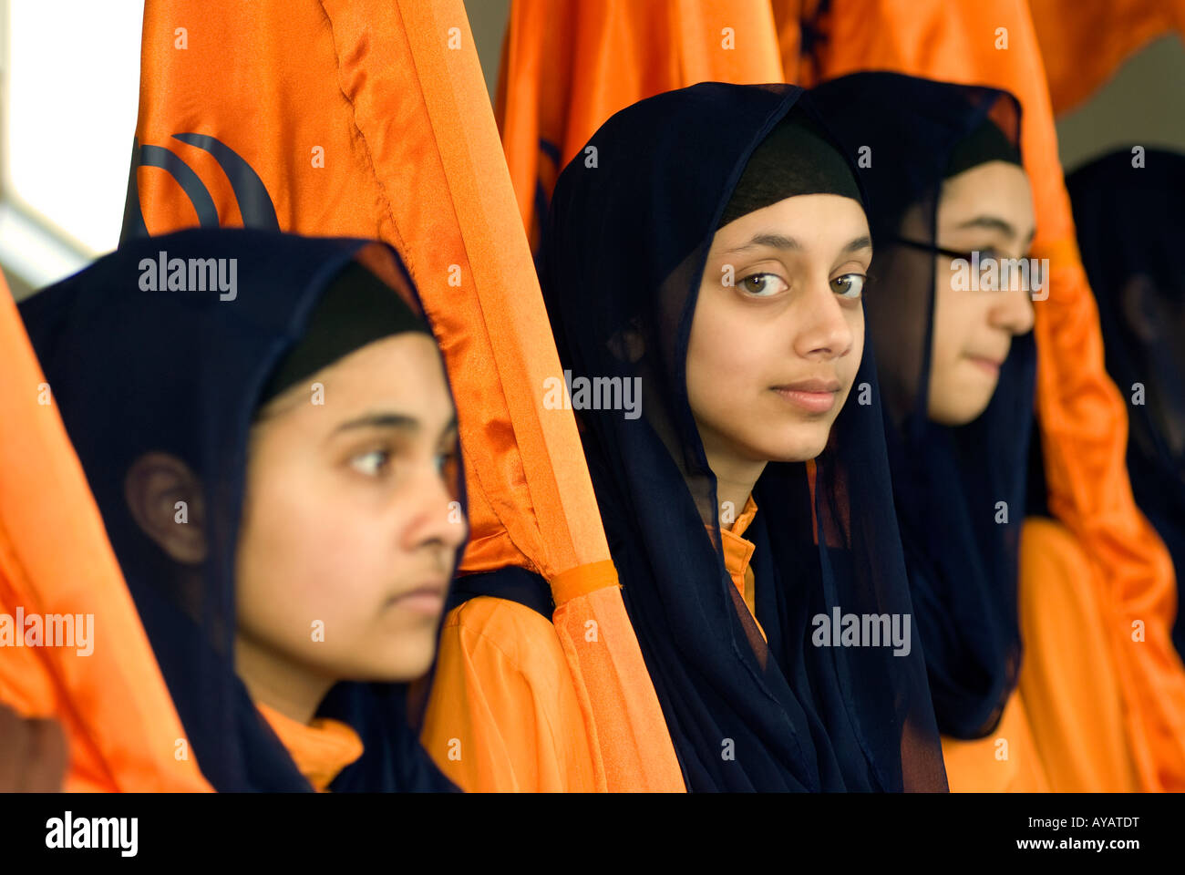 Les jeunes femmes dans le temple Sikh Gurdwara ou lors de fête de Vaisakhi Sri Guru Singh Sabha Hounslow Middlesex Royaume-uni 30 Mars 2008 Banque D'Images